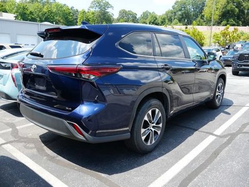 Used 2024 Toyota Highlander XLE FWD image 11
