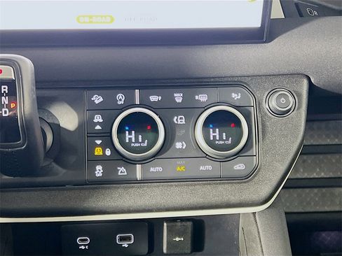 Used 2023 Land Rover Defender 130 SE image 16