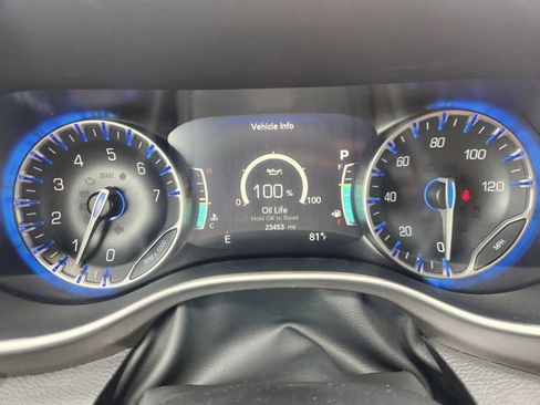 Used 2025 Chrysler Pacifica Select FWD image 15