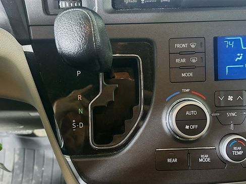 Used 2017 Toyota Sienna LE image 23