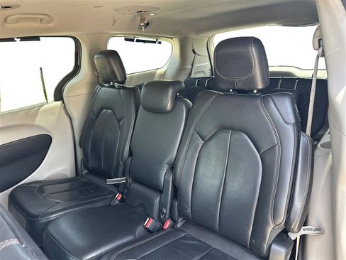 Used 2018 Chrysler Pacifica Touring-L FWD image 14