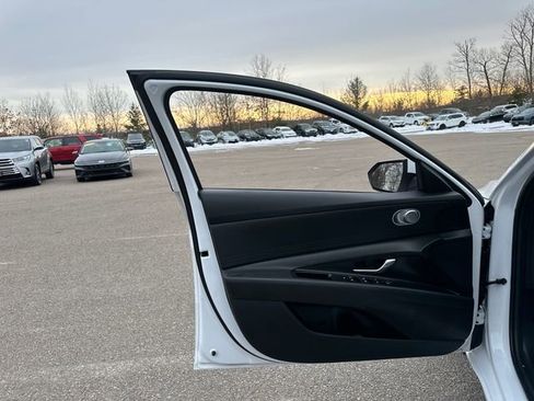 Used 2025 Hyundai Elantra SE image 20