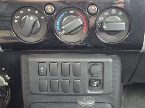 Used 2013 Toyota FJ Cruiser 4WD w/ Convenience Pkg image 18