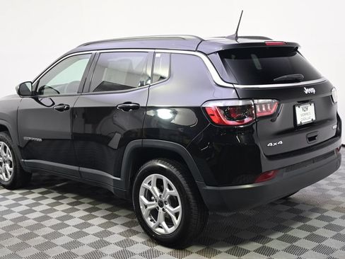 Used 2025 Jeep Compass Latitude w/ Sun & Sound Group AWD/4WD image 3