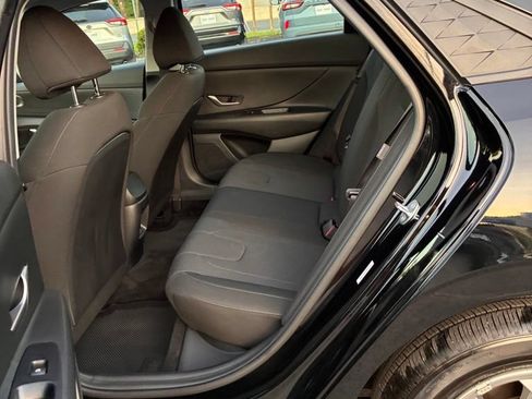 Used 2025 Hyundai Elantra SE FWD image 19
