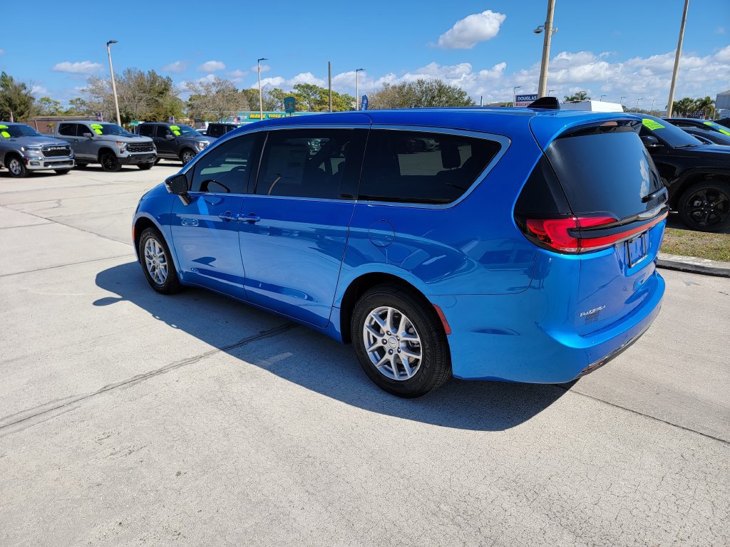 New 2026 Chrysler Pacifica Select FWD image 3
