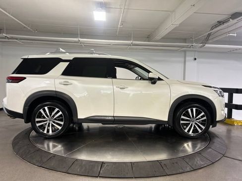 Used 2024 Nissan Pathfinder Platinum AWD/4WD image 10
