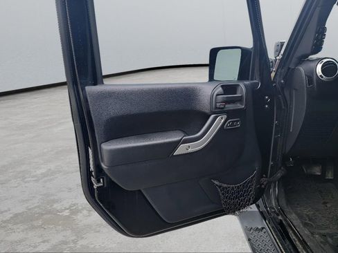 Used 2015 Jeep Wrangler Unlimited Sahara w/ Connectivity Group image 9