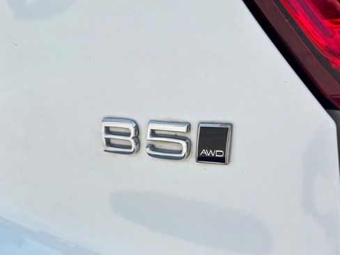Used 2024 Volvo XC40 B5 Plus AWD/4WD image 5