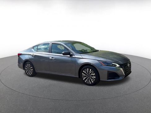 Used 2025 Nissan Altima 2.5 SV FWD image 2