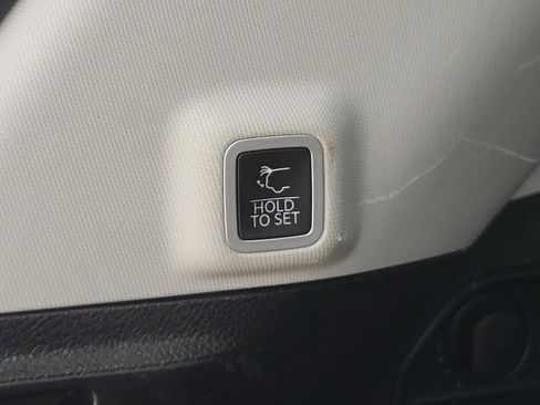 Used 2023 Jeep Grand Cherokee Limited w/ Black Appearance Package RWD image 9