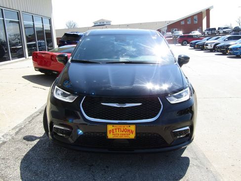 Used 2025 Chrysler Pacifica Select image 13