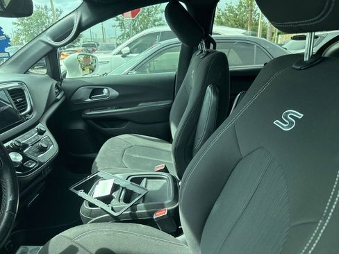 Used 2019 Chrysler Pacifica Touring Plus w/ S Appearance Package FWD image 3