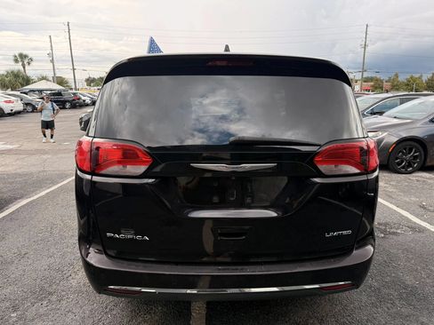 Used 2017 Chrysler Pacifica Limited FWD image 5