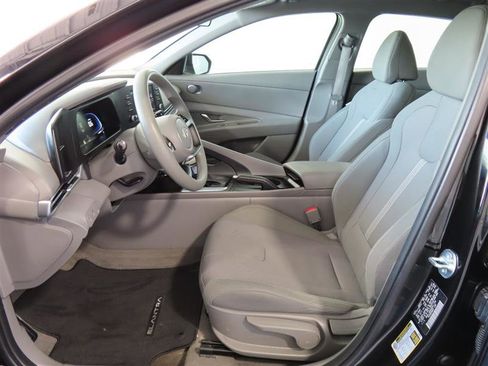 Used 2025 Hyundai Elantra SE FWD image 15
