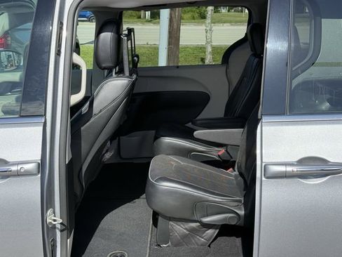 Used 2018 Chrysler Pacifica Limited FWD image 31