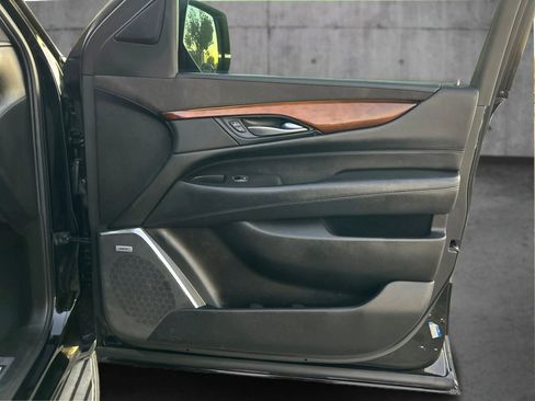 Used 2016 Cadillac Escalade Luxury image 21