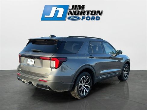 Used 2025 Ford Explorer ST-Line image 3
