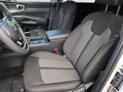 Used 2025 Kia Sorento LX FWD image 16