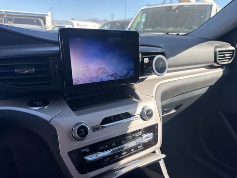 Used 2023 Ford Explorer XLT image 11