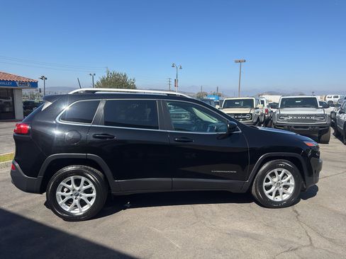 Used 2017 Jeep Cherokee Latitude FWD image 4