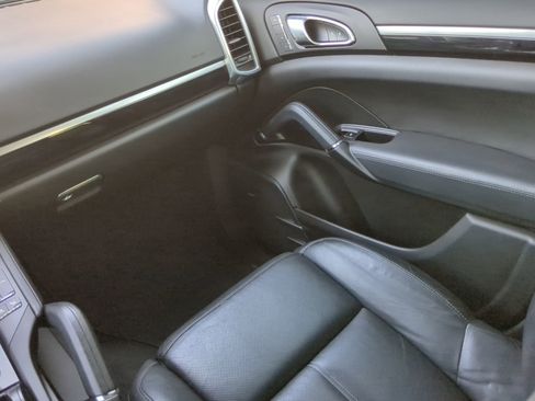 Used 2016 Porsche Cayenne image 46