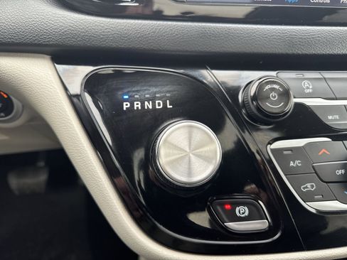 Used 2018 Chrysler Pacifica Touring-L Plus image 16