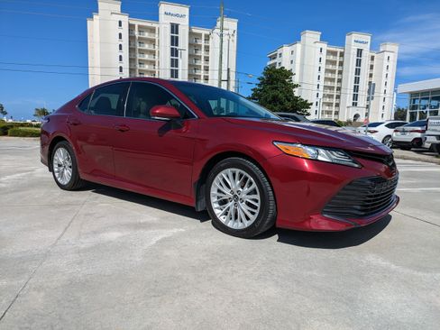 Used 2019 Toyota Camry XLE FWD image 2