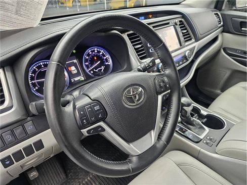 Used 2019 Toyota Highlander XLE FWD image 10