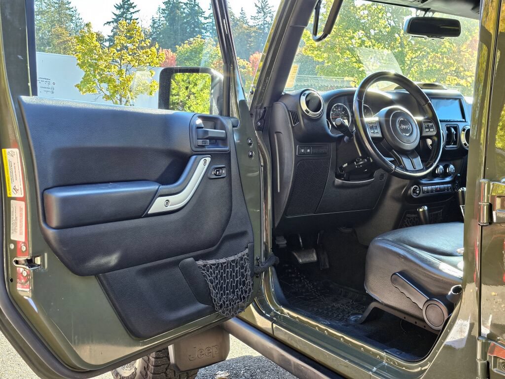 Used 2015 Jeep Wrangler Unlimited Rubicon AWD/4WD image 22