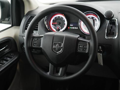 Used 2020 Dodge Grand Caravan SE w/ UConnect Hands-Free Group FWD image 15
