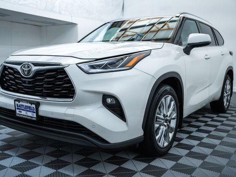 Used 2021 Toyota Highlander Limited AWD/4WD image 3