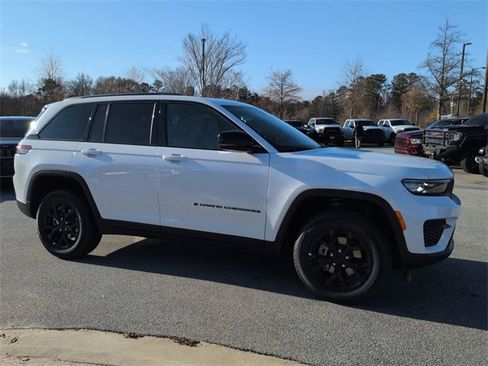New 2025 Jeep Grand Cherokee Altitude image 2