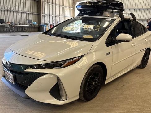 Used 2017 Toyota Prius Prime Premium FWD image 2