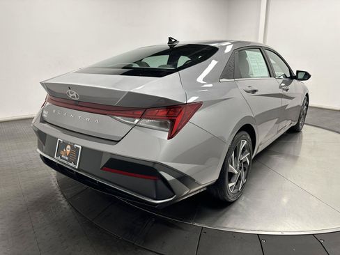 Used 2025 Hyundai Elantra SEL FWD image 13