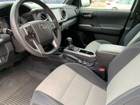 Used 2022 Toyota Tacoma TRD Sport image 11