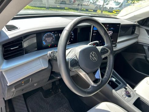 Certified 2025 Volkswagen Tiguan SE FWD image 23