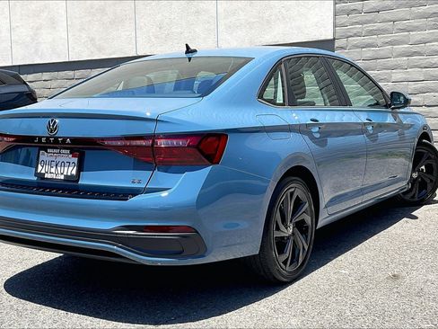 Used 2025 Volkswagen Jetta SE FWD image 13