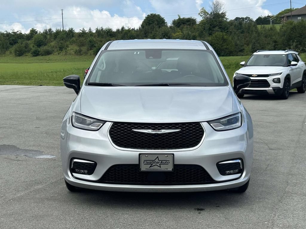 Used 2024 Chrysler Pacifica Touring-L FWD image 2