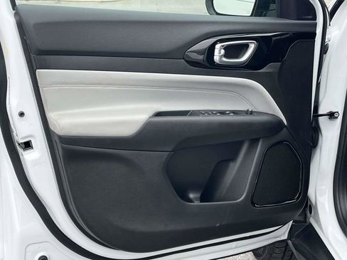 Used 2025 Jeep Compass Limited image 14