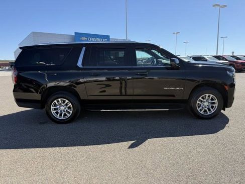 Used 2022 Chevrolet Suburban LT w/ Luxury Package image 9