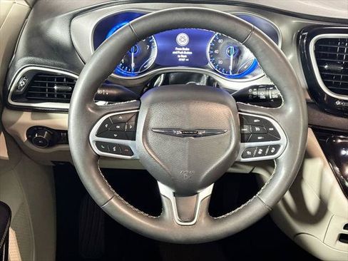 Certified 2023 Chrysler Pacifica Touring-L FWD image 14