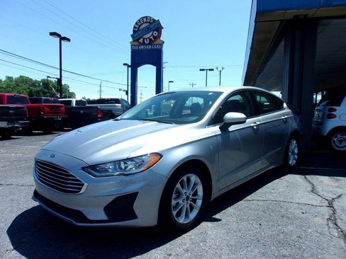 Used 2020 Ford Fusion SE image 1