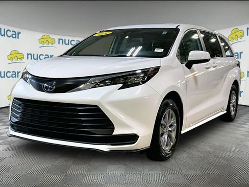 Used 2024 Toyota Sienna LE image 3