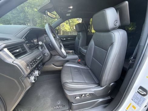 Used 2024 GMC Yukon Denali w/ Advanced Technology Package AWD/4WD image 19