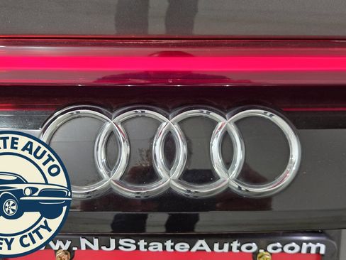 Used 2019 Audi Q8 Prestige w/ Luxury Package image 28