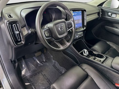 Used 2024 Volvo XC40 B5 Plus image 23