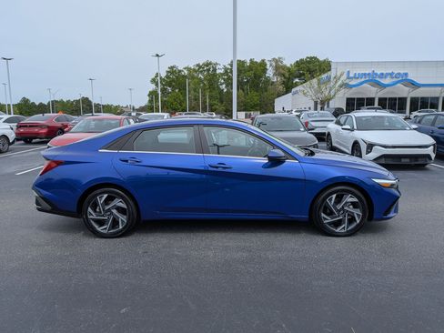 Used 2025 Hyundai Elantra SEL FWD image 2