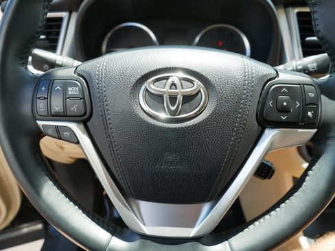 Used 2015 Toyota Highlander XLE AWD/4WD image 25
