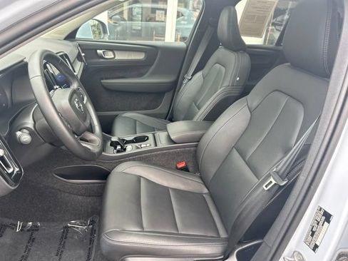 Certified 2025 Volvo XC40 B5 Core AWD/4WD image 19
